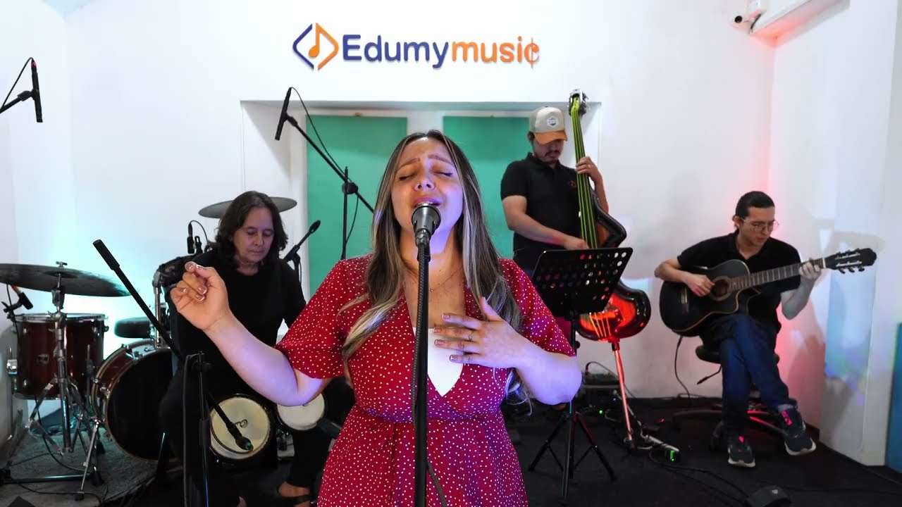 Estudiante en teclado acústico en Edumymusic