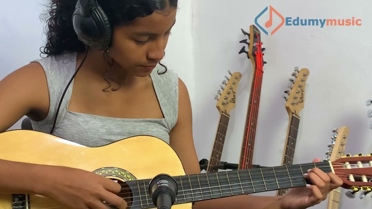 Alumnos en clase interactiva de música en Edumymusic