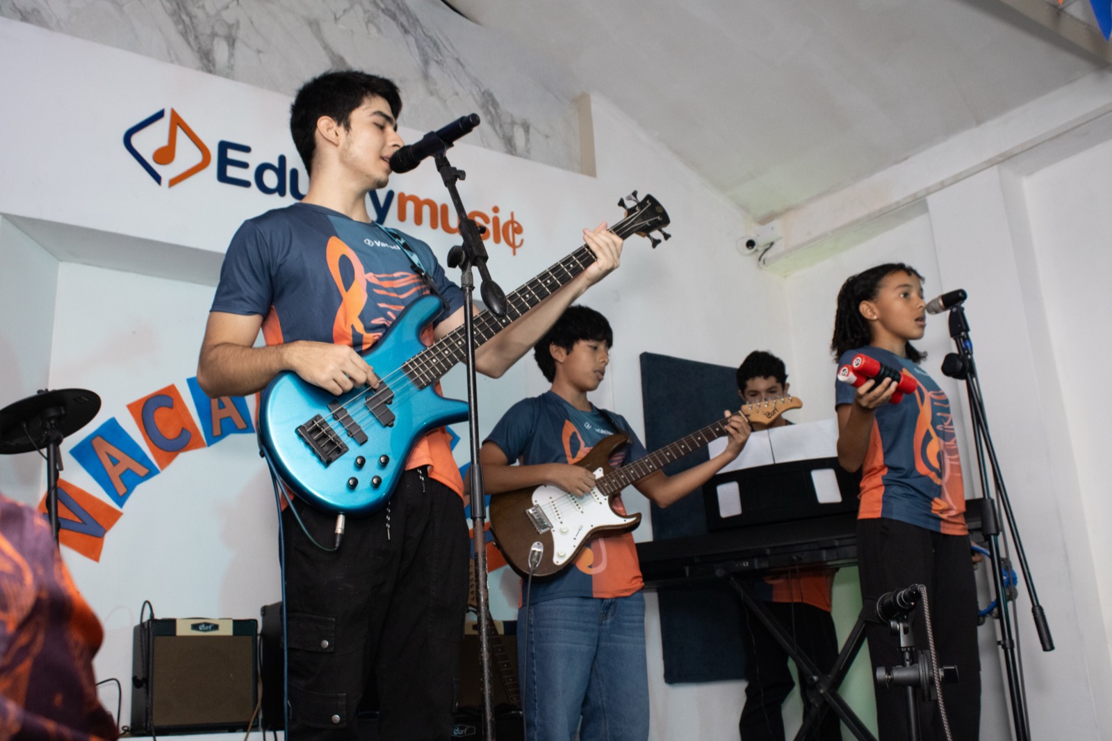 Concierto de alumnos de Edumymusic en vivo con iluminación teatral
