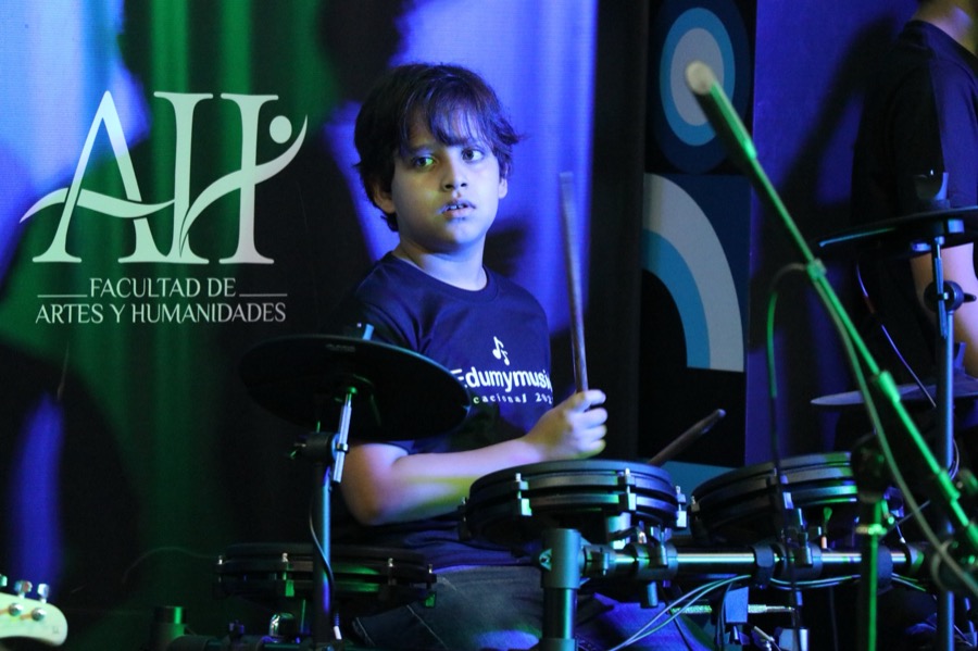 Docente de música guiando a joven estudiante en Edumymusic