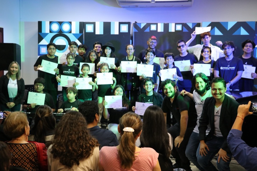 Gran grupo de estudiantes y profesores de Edumymusic en cierre de gala